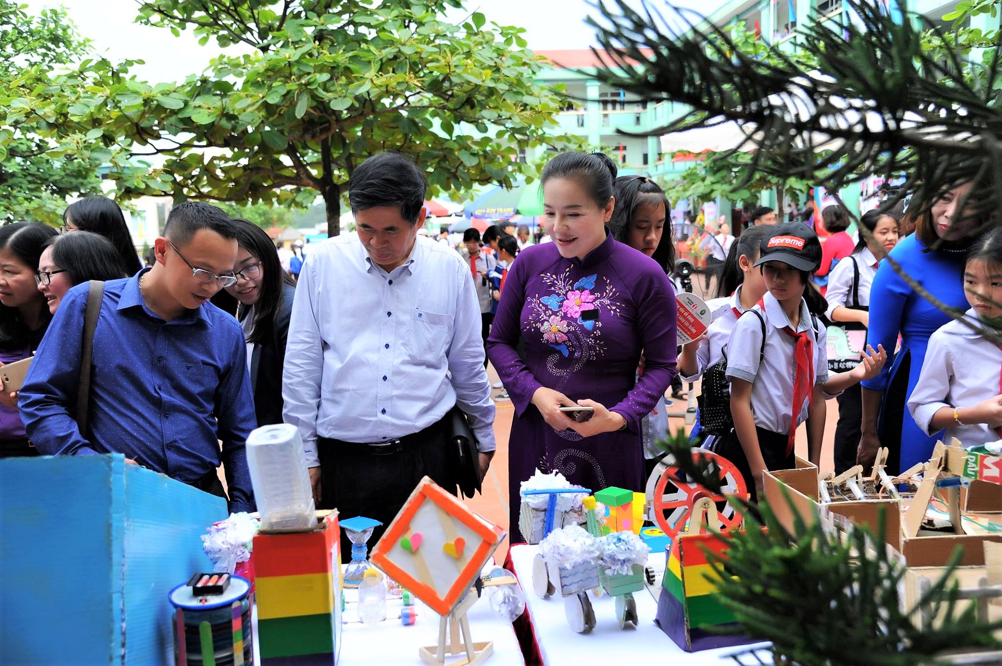 Cô Nguyễn Thị Nguyệt Quế và các thầy cô giáo tham quan gian hàng của học sinh trong Ngày hội STEM. 