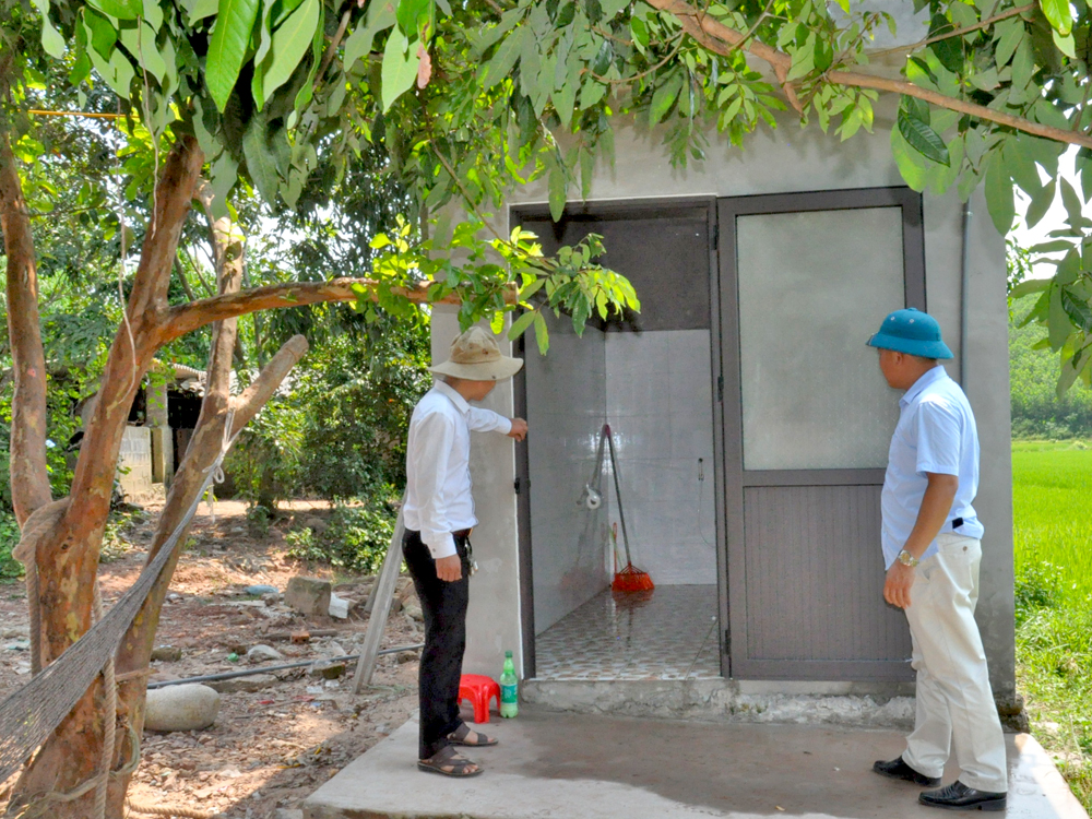 Cán bộ xã kiểm tra công trình nhà tiêu hợp vệ sinh của gia đình ông Tằng A Tài, bản Cấu Phùng, xã Quảng Sơn (Hải Hà).