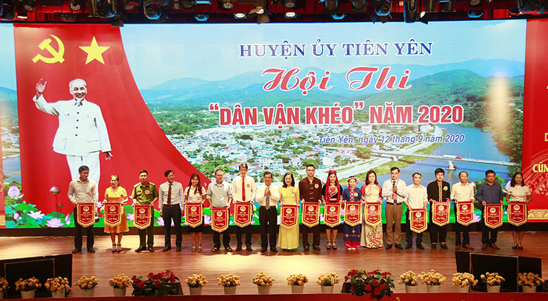 Lãnh đạo huyện Tiên Yên trao cờ lưu niệm cho các đội tham gia Hội thi Dân vận khéo năm 2020