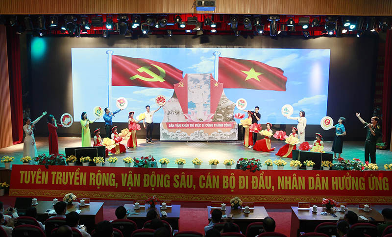 Phần thi chào hỏi của Đảng bộ thị trấn Tiên Yên được dàn dựng công phu