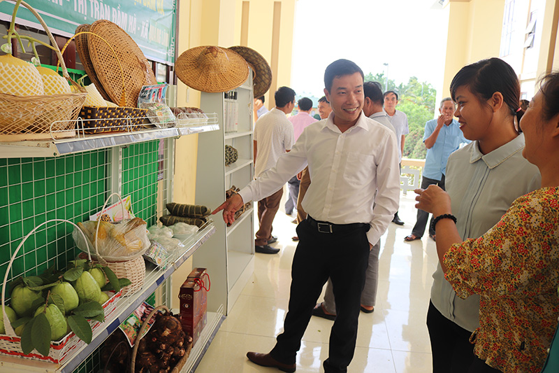 Đại biểu thăm quan gian hàng triển lãm các sản phẩm OCOP.