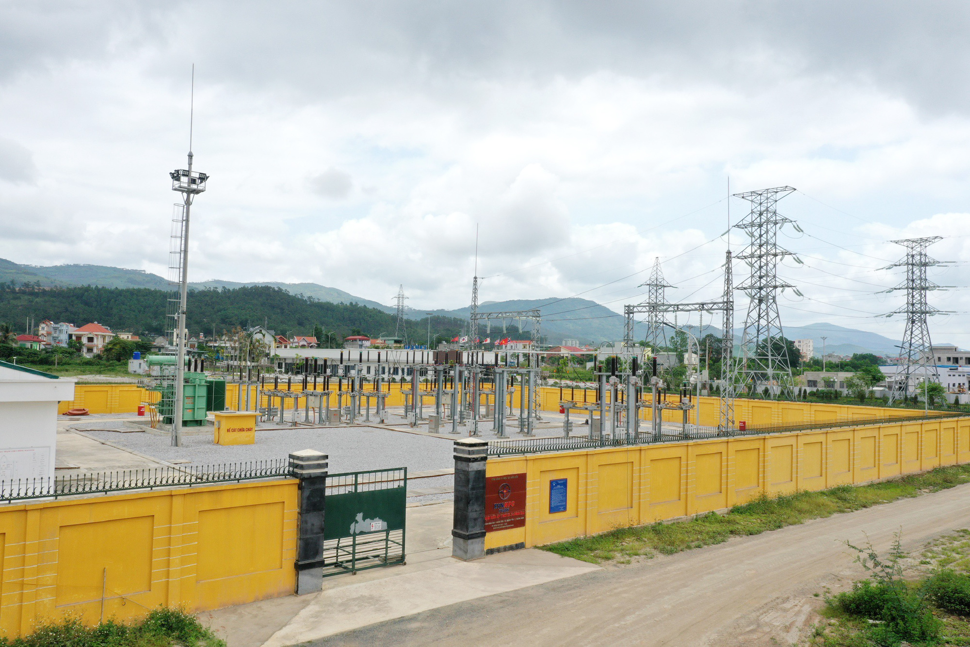 Trạm cung cấp điện cho KCN Đông Mai đã được hoàn thành công tác xây lắp, đưa vào vận hành từ tháng 10/2019. Ảnh: Mạnh Trường