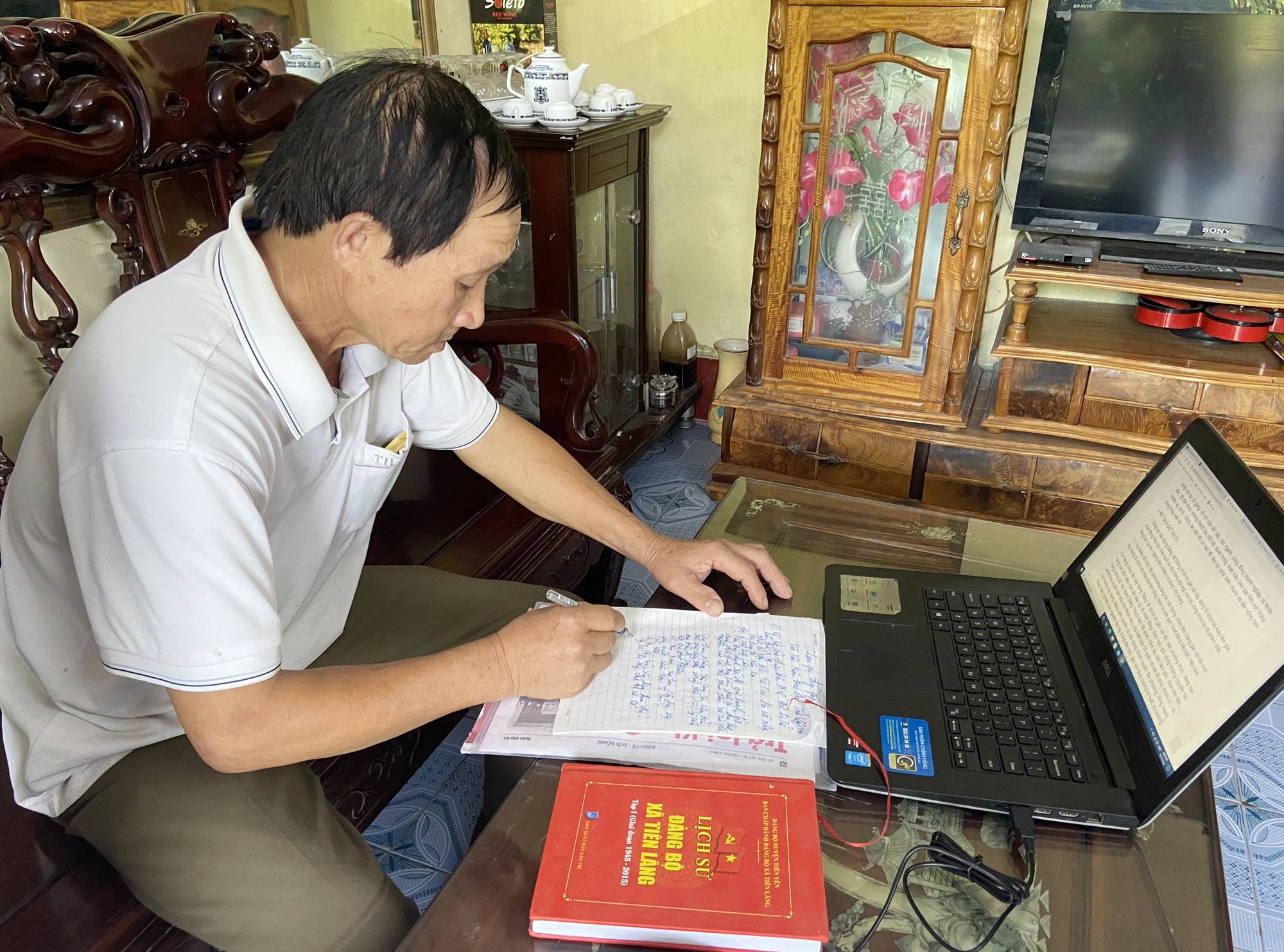 Ông Nguyễn Thế Quỳnh, thôn Xóm Nương, xã Tiên Lãng, huyện Tiên Yên nghiên cứu và ghi ý kiến đóng góp vào dự thảo BCCT trình đại hội.