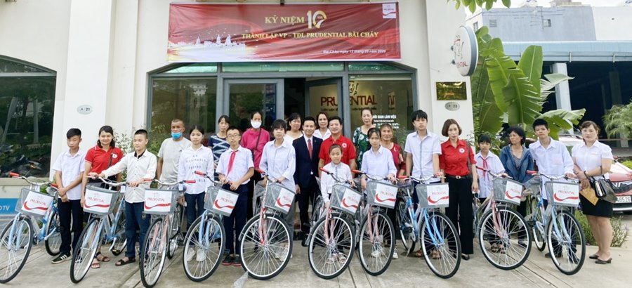 Đại diện Văn phòng Tổng đại lý Prudential Bãi Cháy và Hội Chữ thập đỏ TP Hạ Long trao tặng xe đẹp cho các em học sinh.