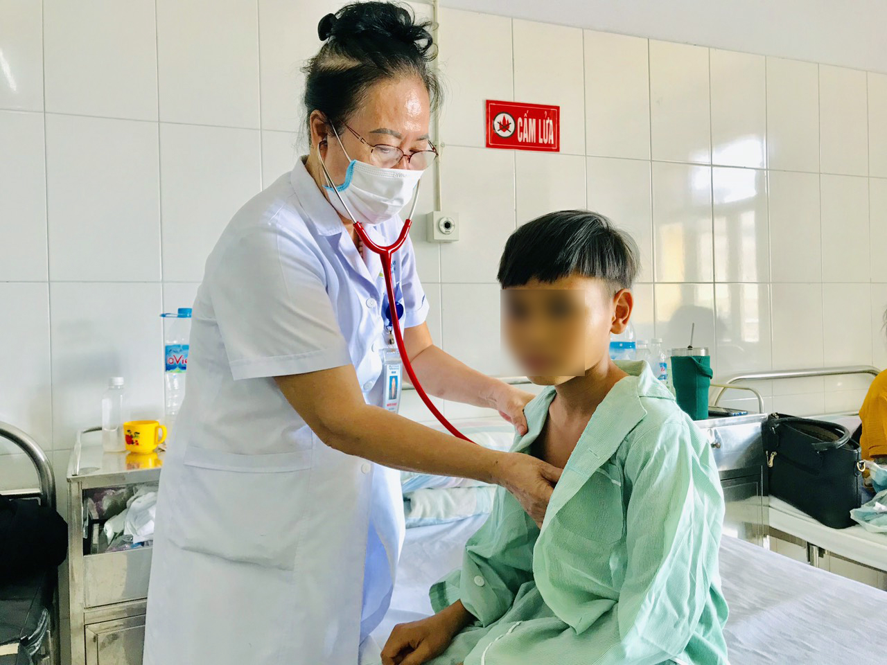 Bác sĩ Khoa Nhi - Bệnh viện Bãi Cháy thăm khám cho bệnh nhi