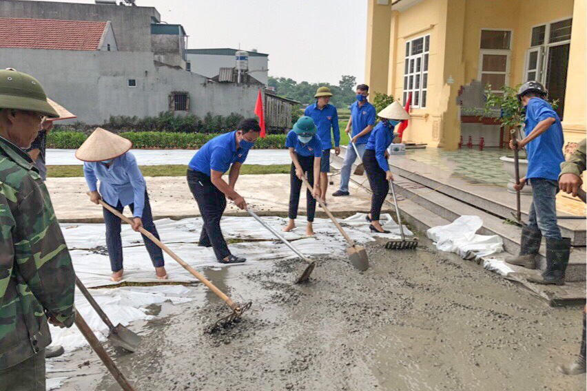ĐVTN ra quân hỗ trợ làm sân bê tông nhà văn hóa thôn Trại Cao, xã Đầm Hà, huyện Đầm Hà.