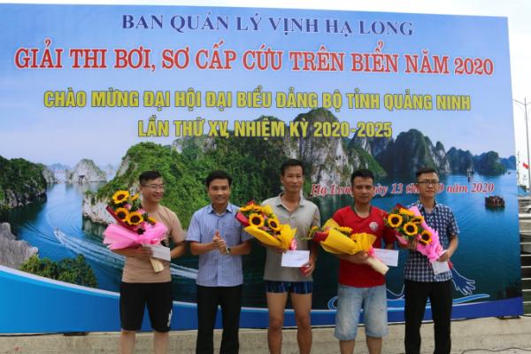 Đồng chí Phạm Đình Huỳnh, Phó trưởng Ban Quản lý Vịnh Hạ  Long tặng hoa, phần thưởng chúc mừng các tập thể đạt giải.