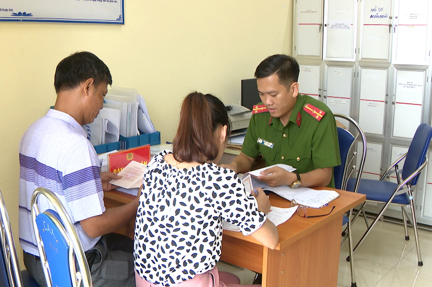 Trưởng Công an xã Hạ Long (huyện Vân Đồn) giải quyết thủ tục hành chính liên quan đến cư trú cho người dân.