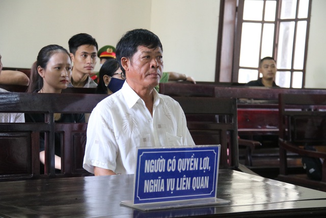 Ông Phạm Văn Thìn, bố của nạn nhân Phạm Thị Trà My có mặt tại phiên tòa