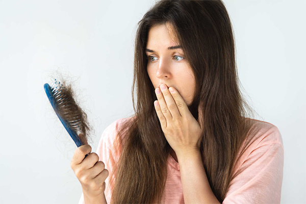 Rụng tóc nhiều ở nữ tuổi 15 có sao không?