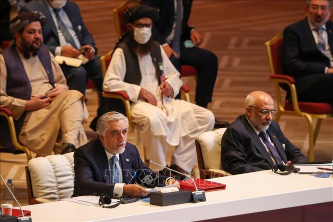 Chủ tịch Hội đồng hòa giải quốc gia tối cao Afghanistan Abdullah Abdullah (trái, phía trước) phát biểu tại phiên khai mạc hòa đàm giữa Chính phủ Afghanistan và phiến quân Taliban ở Doha, Qatar ngày 12/9/2020. Ảnh: AFP/TTXVN