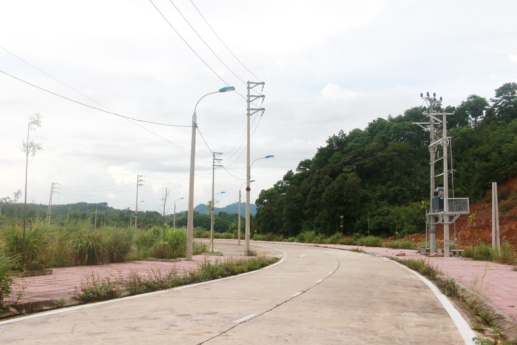 Hệ thống điện, đường giao thông được đầu tư tại khu tái định cư xã Đoàn Kết. Ảnh: Mạnh Trường