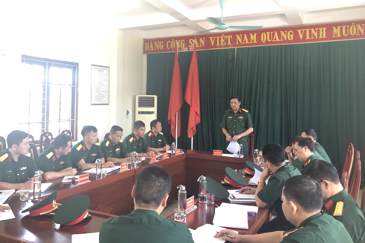 Đại tá Đặng Công Chúng, Phó Chỉ huy trưởng Bộ CHQS tỉnh, kiểm tra 4 mặt công tác tại Ban CHQS huyện Cô Tô.