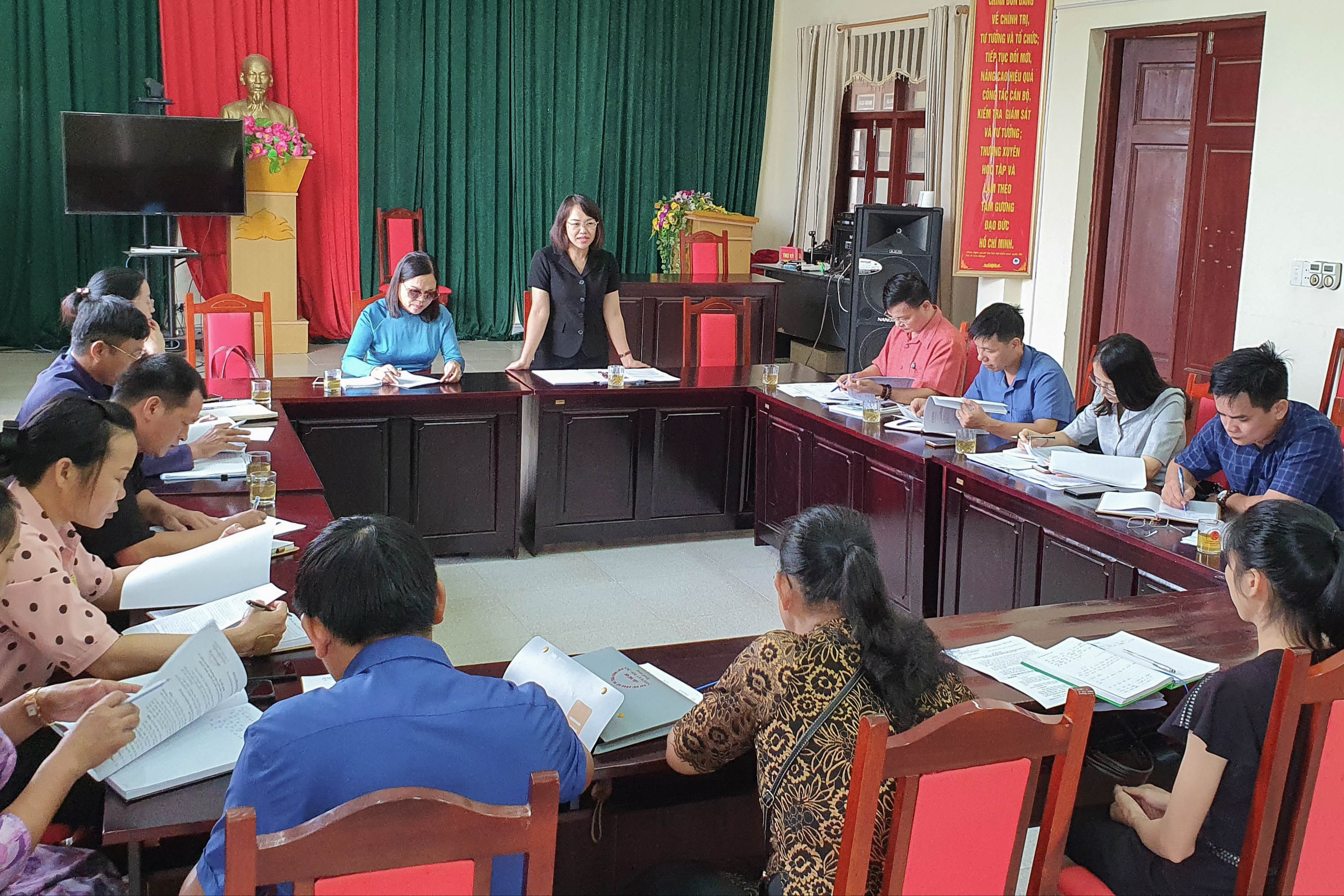 Quang cảnh buổi giám sát của Ủy ban MTTQ tỉnh tại thị trấn Bình Liêu (huyện Bình Liêu).