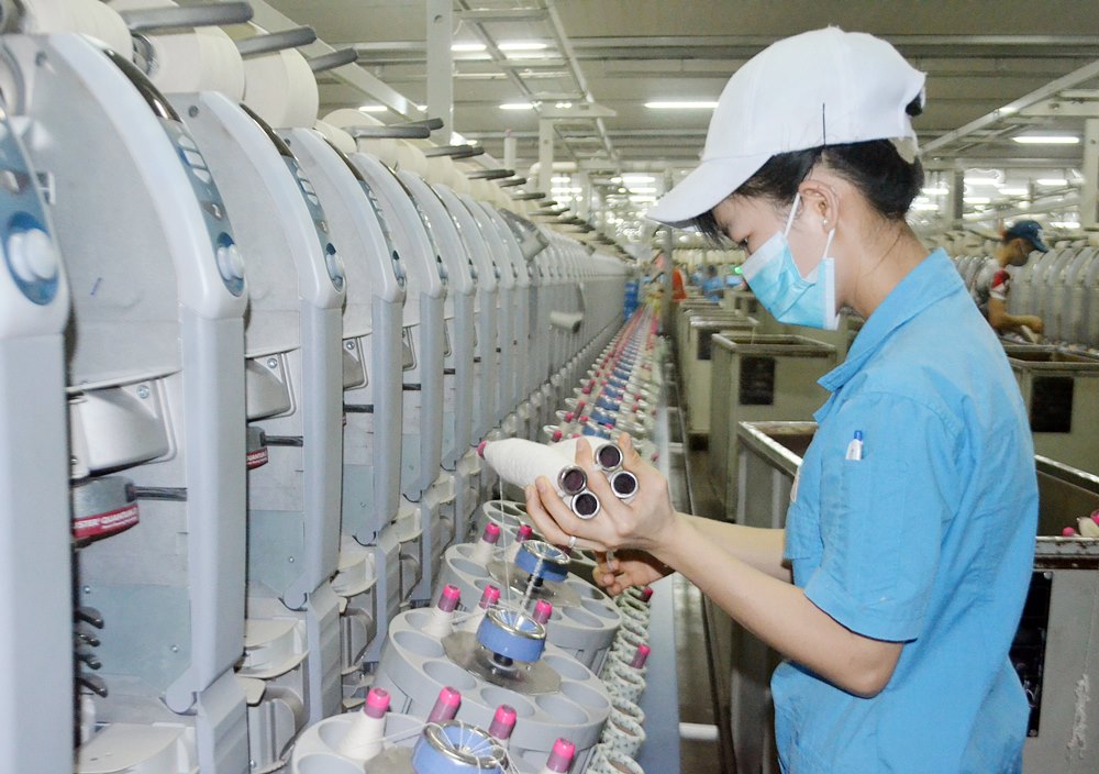 Công nhân đứng máy dây chuyền sản xuất sợi, Công ty TNHH KHKT Texhong Ngân Long (KCN Hải Yên, TP Móng Cái).