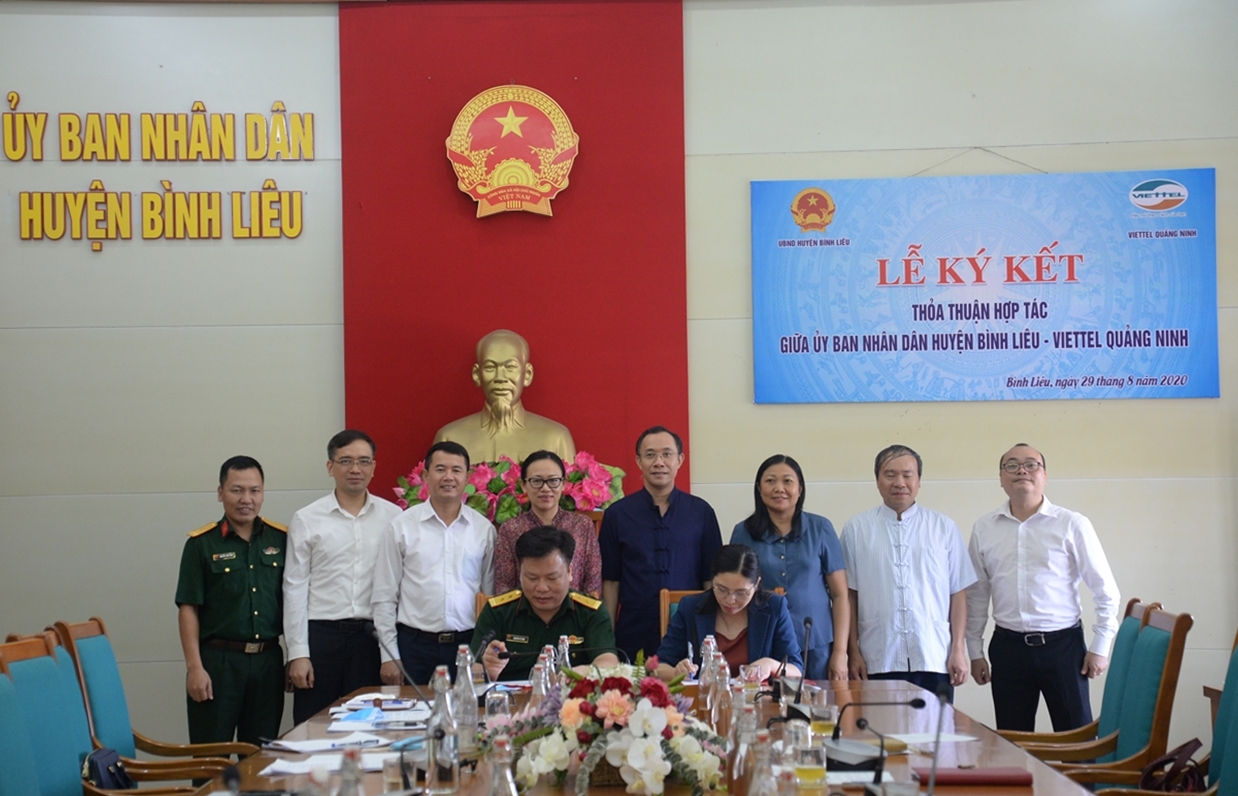 Đại diện lãnh đạo UBND huyện Bình Liêu và Viettel Quảng Ninh ký kết biên bản thỏa thuận hợp tác