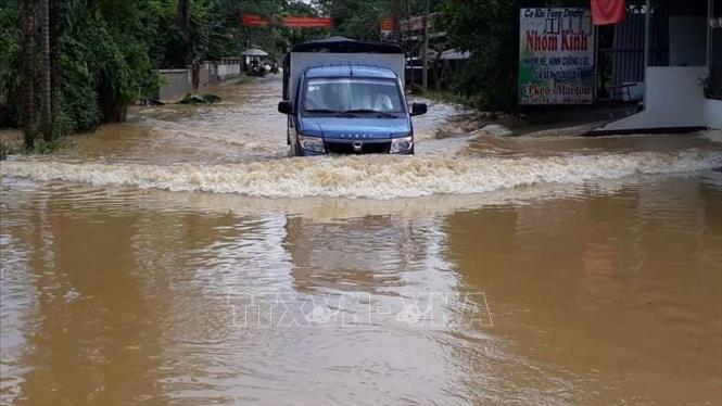 Mưa lớn khiến nhiều tuyến đường giao thông của huyện Lục Yên bị ngập nặng. Ảnh: TTXVN phát.