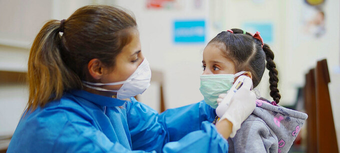 Một điều dưỡng đo nhiệt độ bé gái tại Trung tâm Chăm sóc Sức khỏe ban đầu, tại Beirut, Lebanon. Ảnh: UNICEF.