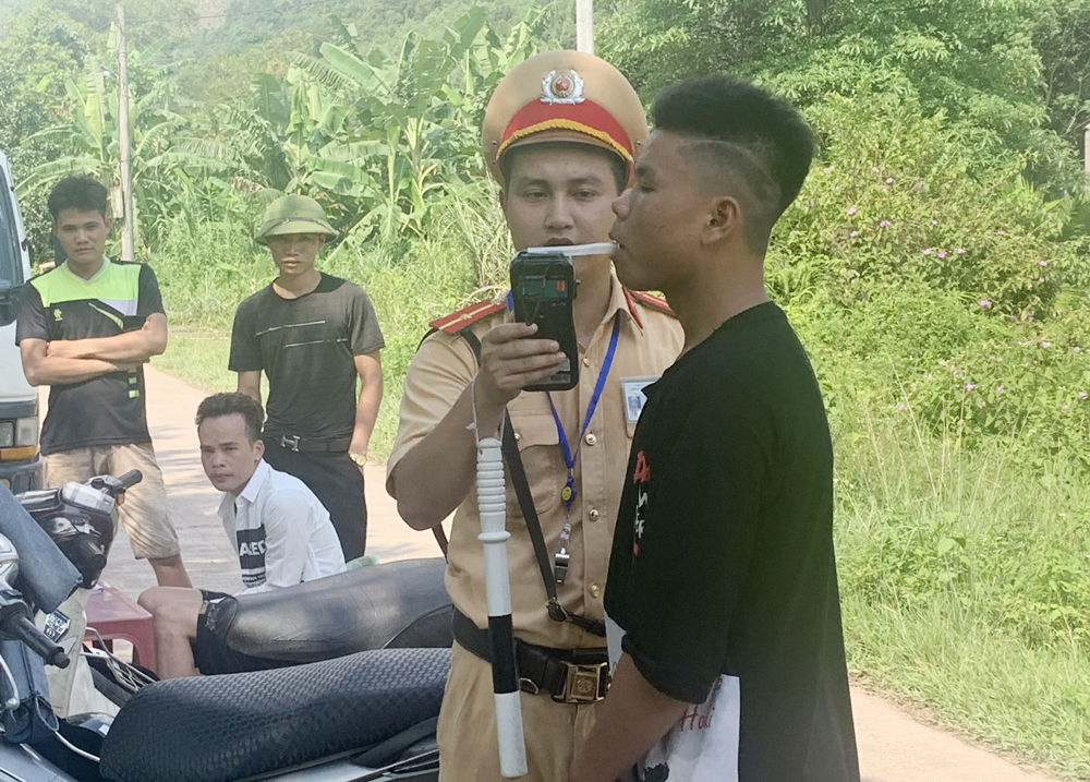 Lực lượng chức năng kiểm tra nồng độ khu vực xã Yên Than, huyện Tiên Yên.