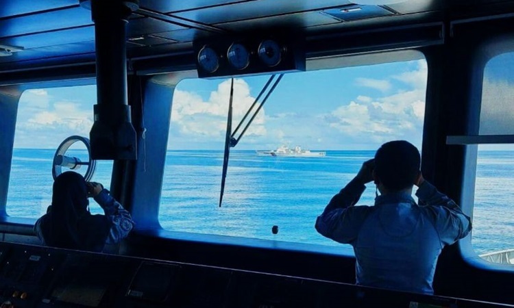 Cơ quan an ninh hàng hải Indonesia theo dõi tàu hải cảnh Trung Quốc ngoài khơi quần đảo Natuna hôm 14/9. Ảnh: Bakamla.