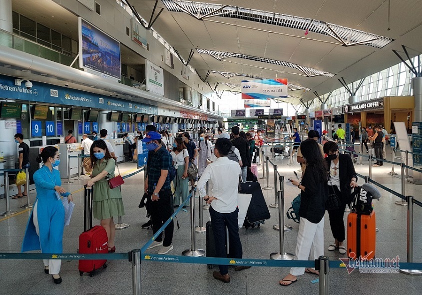 Một số ít hành khách có mặt tại sân bay Đà Nẵng làm thủ tục trưa ngày 14/9.