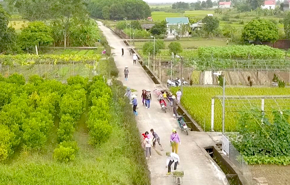 Người dân xã Quảng Minh (Hải Hà) dọn vệ sinh môi trường đường thôn, xóm.