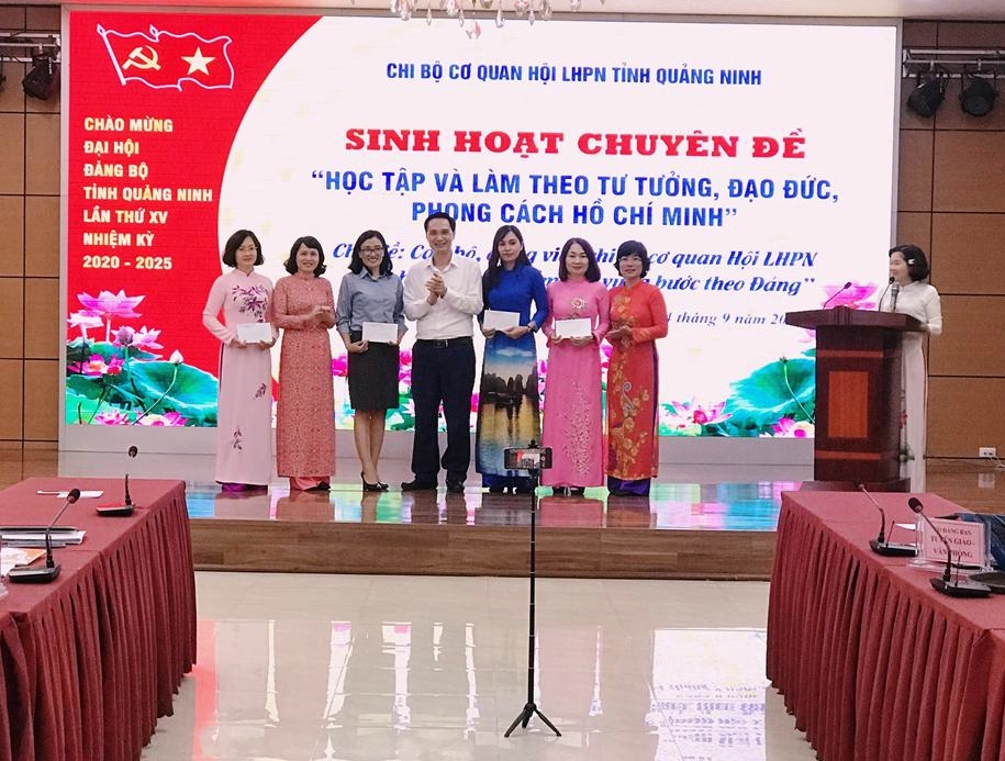 Đ/c Nguyễn Văn Cường - Bí thư Đảng ủy khối các cơ quan tỉnh trao giải cho các tổ đảng