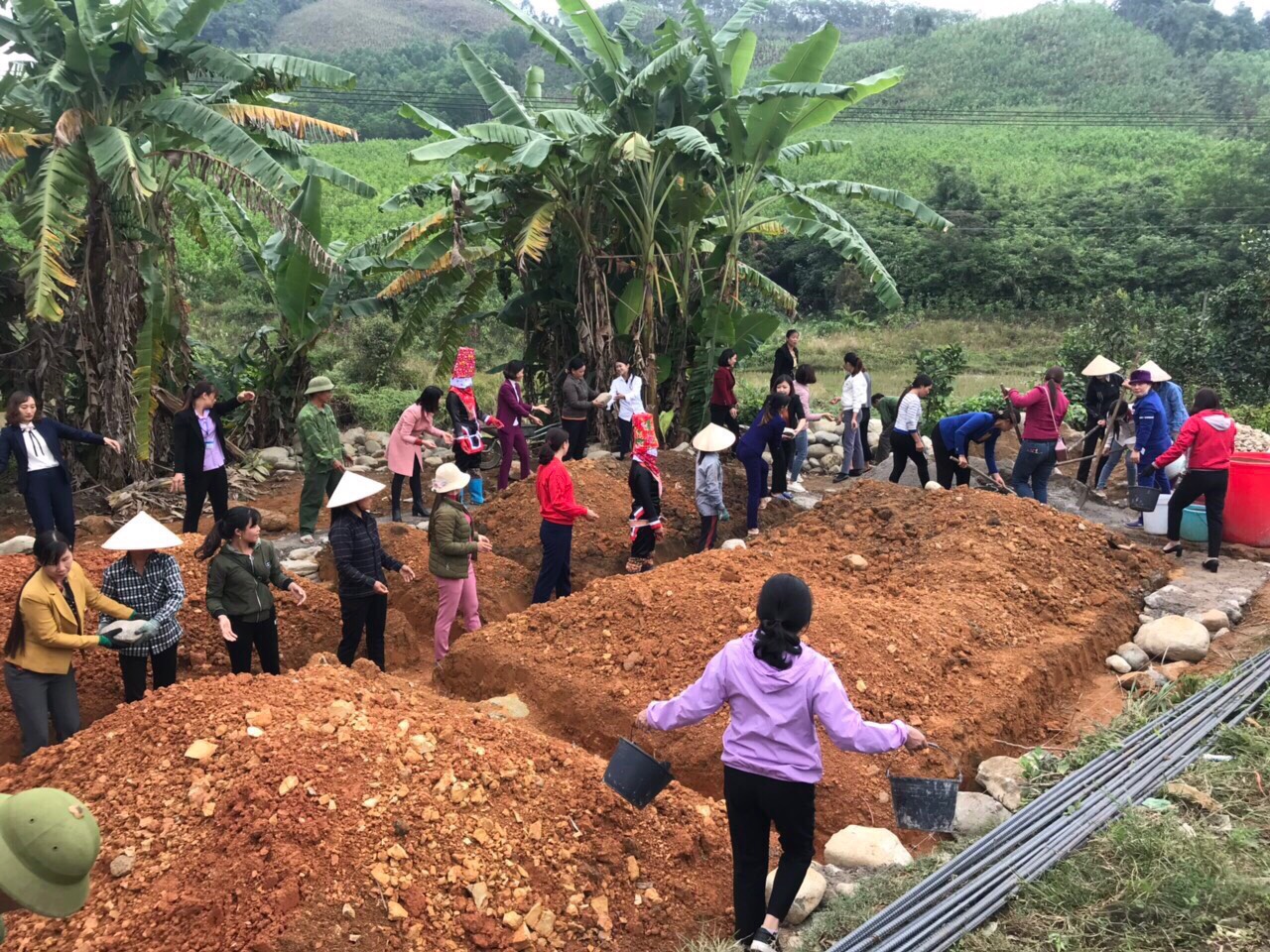 Hội Phun nữ hỗ trợ ngày công xây nhà mái ấm tình thương cho hội phụ nữ nghèo xã Quảng Lâm.