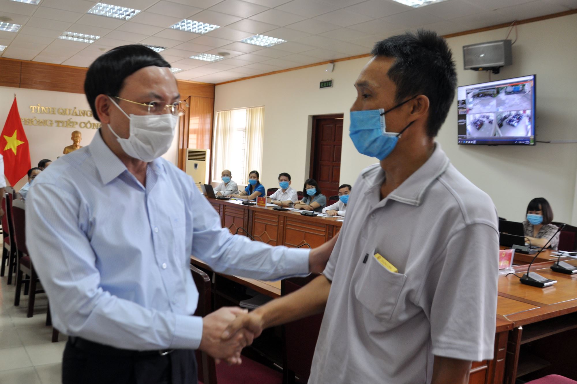 Đồng chí Bí thư Tỉnh ủy trao đổi, chia sẻ với gia đình Nguyễn Văn Tuấn, thường trú tại tổ 23, khu 3, phường Cao Thắng, TP Hạ Long 
