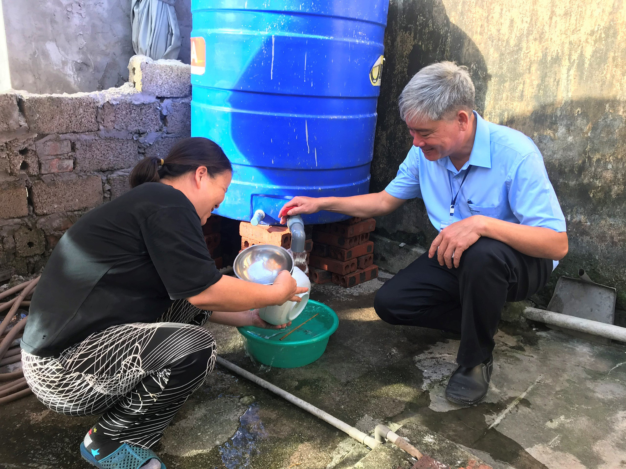 Hộ chị Hoàng Hồng Thủy, phường Cao Thắng, TP Hạ Long được miễn phí lắp đặt hệ thống nước sạch. 