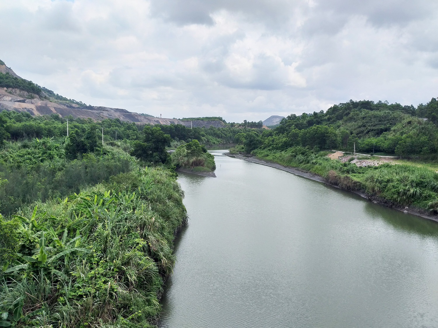 Hai bờ sông Dễn Vọng, TP Cẩm Phả được trồng nhiều cây xanh chống sạt lở, bảo vệ môi trường. 
