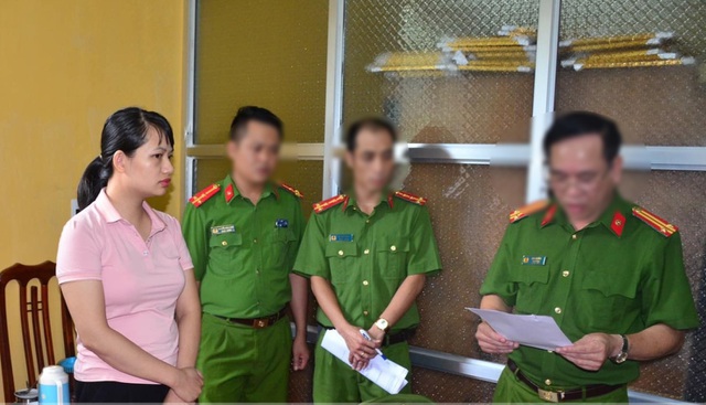 Cơ quan Cảnh sát điều tra đọc lệnh khám xét nơi làm việc đối với Nguyễn Thị Hà Phương (Ảnh: Quang Vĩnh).