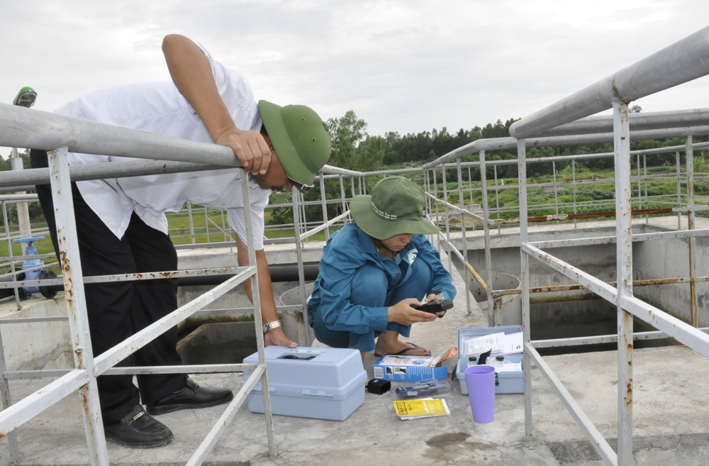 cán bộ, nhân viên Nhà máy nước Hiệp Hòa kiểm tra chất lượng nước để cung cấp nước sinh hoạt cho người dân xã Hiệp Hòa (Quảng Yên) và các khu vực lân cận.