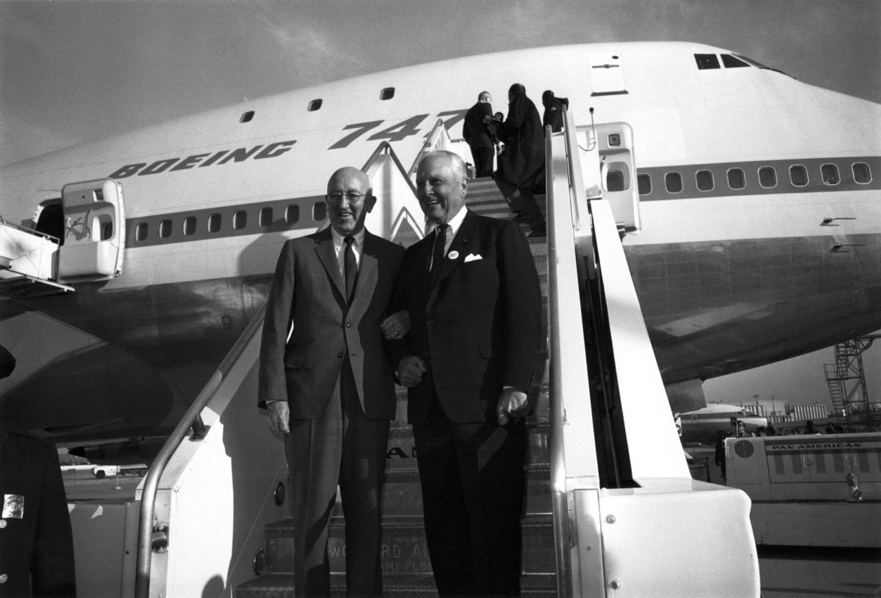 Chủ tịch Boeing Bill Allen (trái)  và Nhà sáng lập Pan Am Juan Trippe (phải).