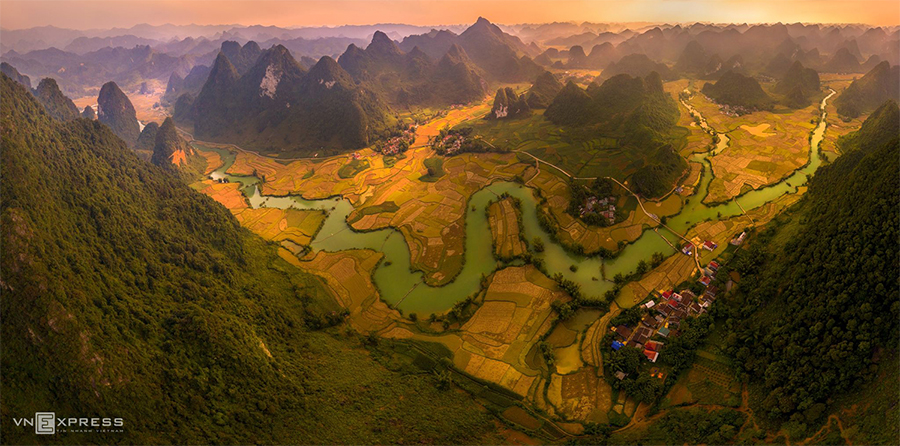 Một nơi ngắm lúa chín thú vị ở Cao Bằng là dòng Quây Sơn uốn lượn qua những ruộng lúa vàng và dãy núi đá vôi trùng điệp ở thung lũng Phong Nậm, huyện Trùng Khánh.