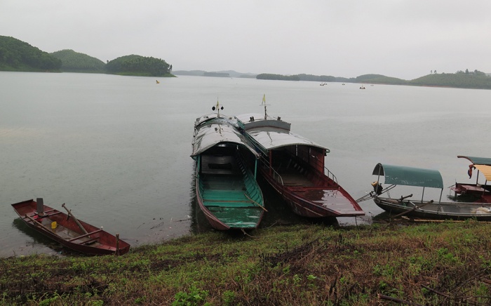 Hầu hết các phương tiện thủy loại nhỏ trên hồ thủy điện Hòa Bình đều không có đăng kiểm, không được trang bị phao cứu sinh