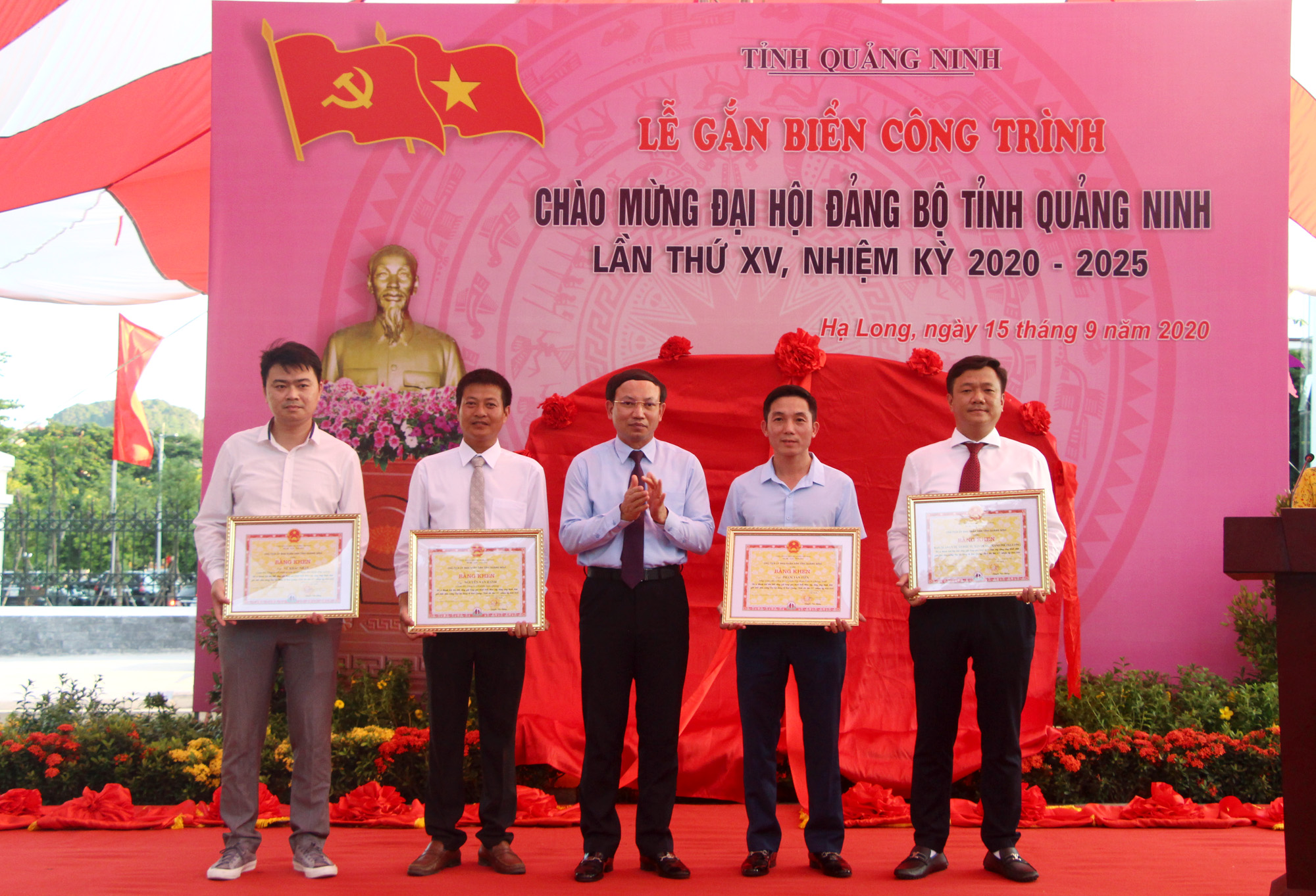 Đồng chí Nguyễn Xuân Ký, Bí thư Tỉnh ủy, Chủ tịch HĐND tỉnh, trao Bằng khen của UBND tỉnh cho các tập thể, cá nhân có thành tích xuất sắc trong thực hiện công trình.