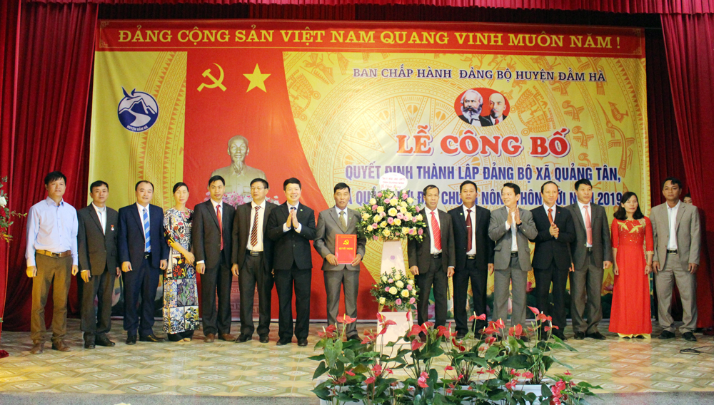 Huyện ủy Đầm Hà công bố quyết định thành lập Đảng bộ xã Quảng Tân sau sáp nhập địa giới hành chính, ngày 1/1/2020.