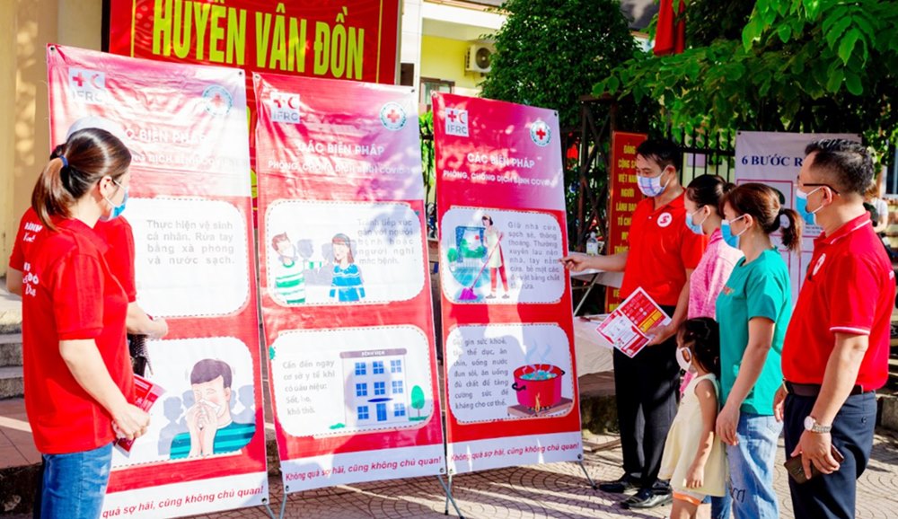 Cùng với HMTN, các bộ Hội CTĐ huyện Vân Đồn còn hướng dẫn tuyên truyền cho người dân về công tác phòng, chống dịch Covid-19 đảm bảo an toàn hiệu quả.