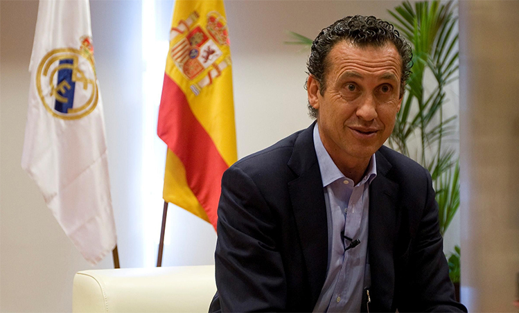 Valdano từng là cầu thủ nổi tiếng, HLV dẫn dắt Real giành La Liga 1995, trước khi làm Tổng Giám đốc từ năm 2009 đến 2011. Ảnh: Reuters.