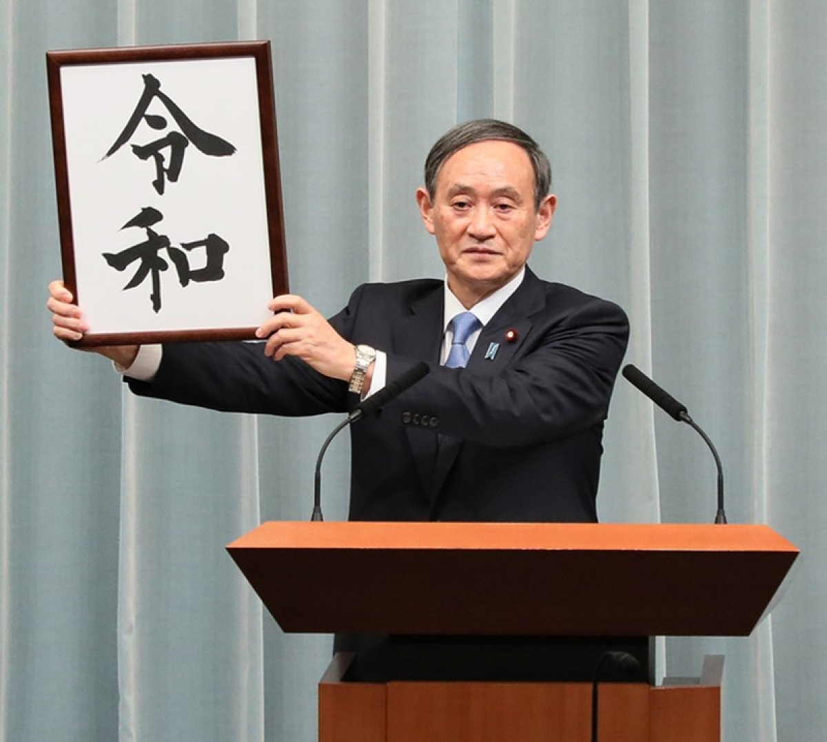 Ông Suga trong buổi họp báo công bố thay đổi Niên hiệu vào ngày 1/4/2019
