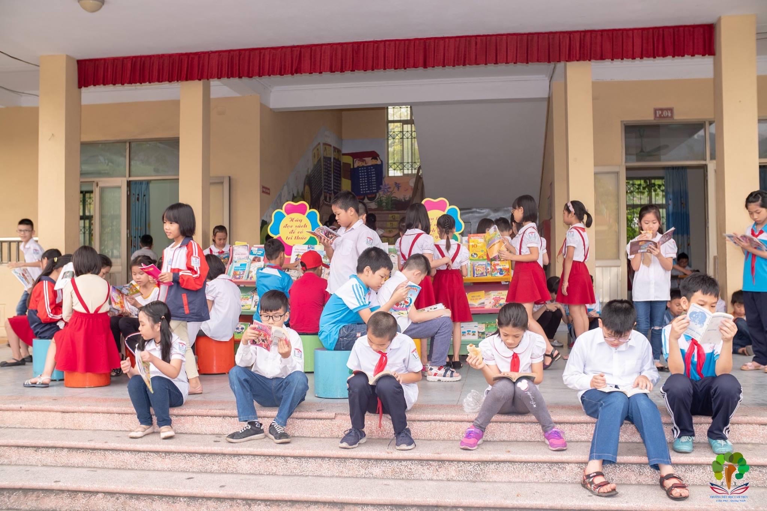 Học sinh trường Tiểu học Cẩm Thủy tham gia đọc sách trong giờ ngoại khóa.