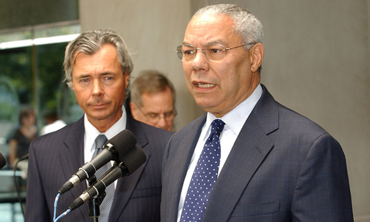 Cựu ngoại trưởng Mỹ Colin L. Powell (phải) tại cuộc gặp với cựu ngoại trưởng Canada Pierre Pettigrew ở thủ đô Washington hồi tháng 8/2004. Ảnh: Bộ Ngoại giao Mỹ.