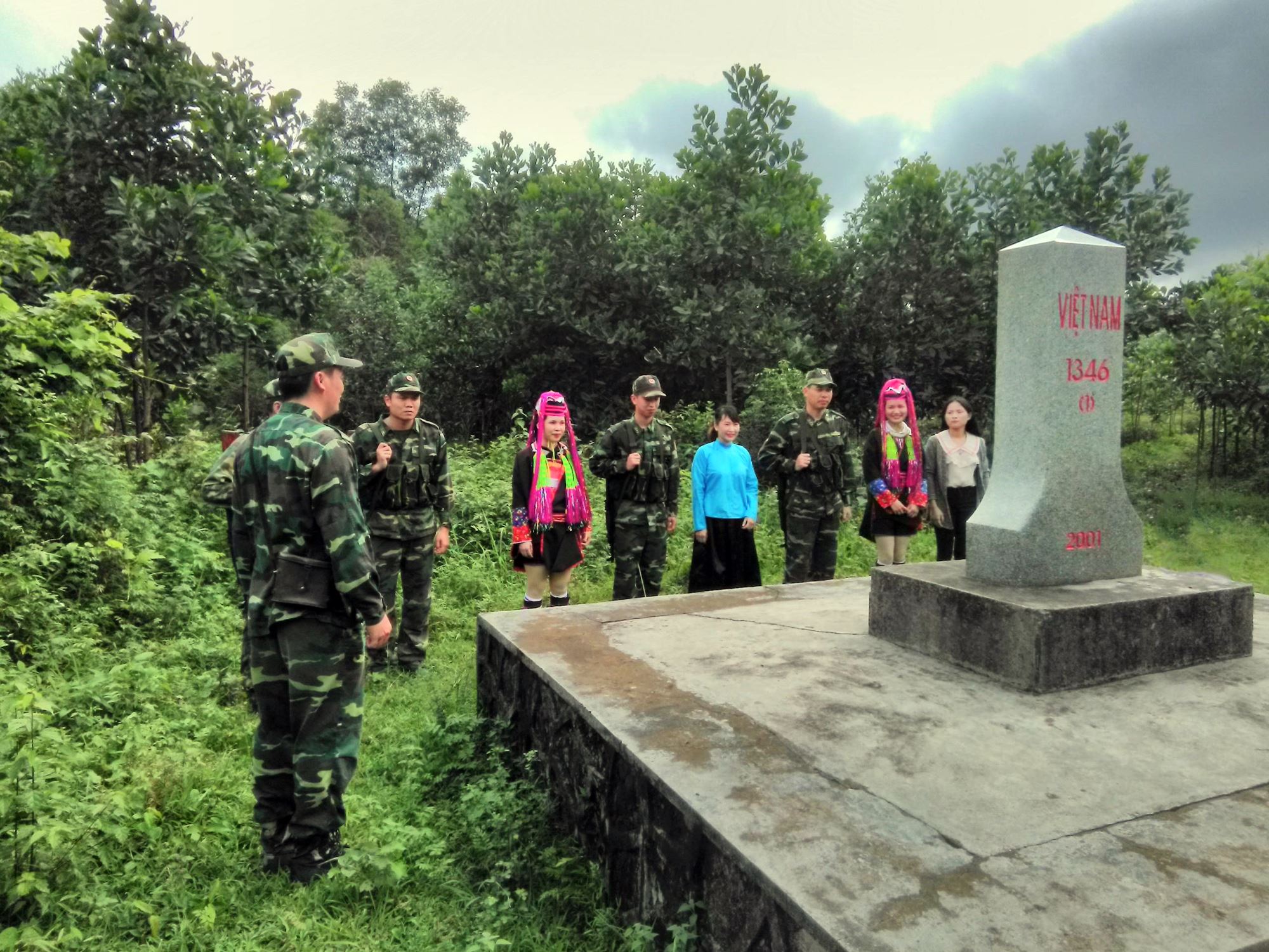 CBCS Đồn Biên phòng Pò Hèn phối hợp với “Tổ phụ nữ giữ gìn đường biên, cột mốc” xã Hải Sơn tuần tra biên giới.