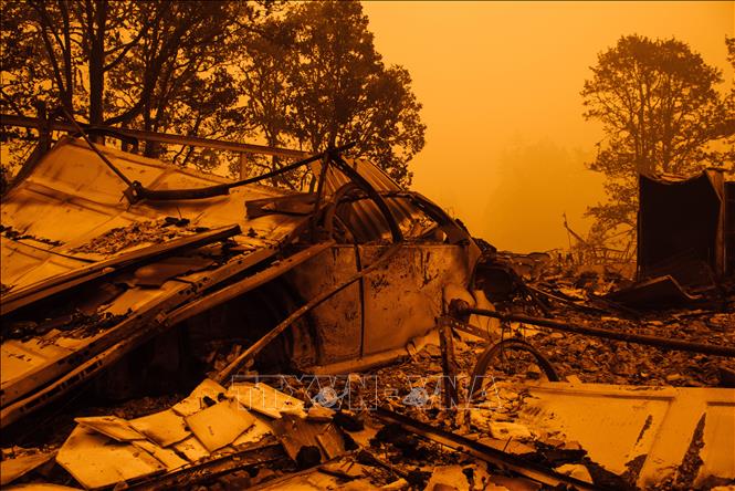 Bầu trời khu vực Gates, Oregon bao phủ bởi màu cam của khói lửa cháy rừng ngày 10/9/2020. Ảnh: AFP/TTXVN