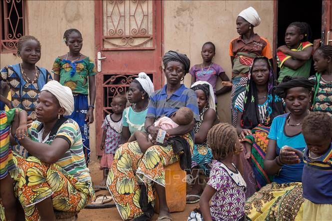 Người dân Burkina Faso sơ tán tới một ngôi làng gần Ouagadougou để tránh các cuộc tấn công bạo lực, ngày 17/9/2019. Ảnh: AFP/TTXVN