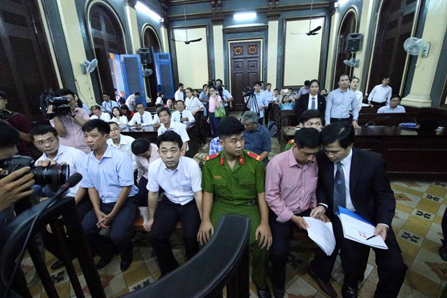 Nguyễn Minh Hùng cùng đồng phạm tại tòa trong giai đoạn 1 của vụ án