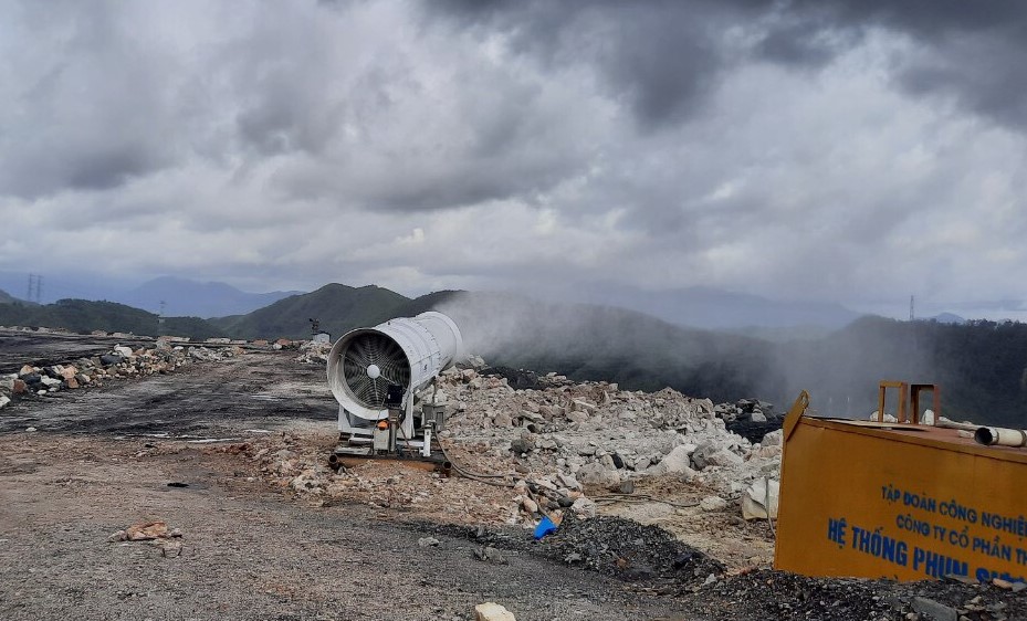 Hệ thống phun sương dập bụi quạt cao áp tại bãi thải Bàng Nâu (Công ty CP Than Cao Sơn) đưa vào sử dụng cuối năm 2019 đang phát huy hiệu quả giảm thiểu bụi đáng kể. Ảnh: Phạm Tăng