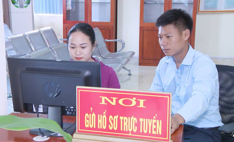 Cán bộ Trung tâm Hành chính công huyện Bình Liêu hướng dẫn công dân sử dụng dịch vụ công trực tuyến mức độ 3, 4. Ảnh: Ngọc Trâm