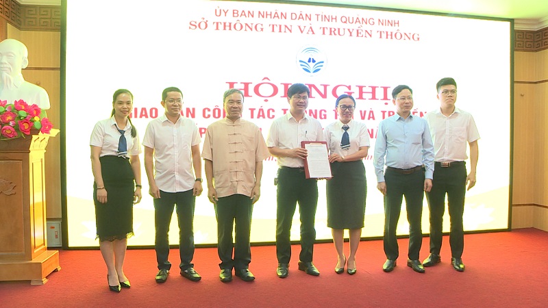 Giám đốc Sở TT&TT trao quyết định thành lập Tổ hỗ trợ 3 địa phương Bình Liêu, Vân Đồn, Tiên Yên cải thiện chỉ số Chính quyền điện tử năm 2020